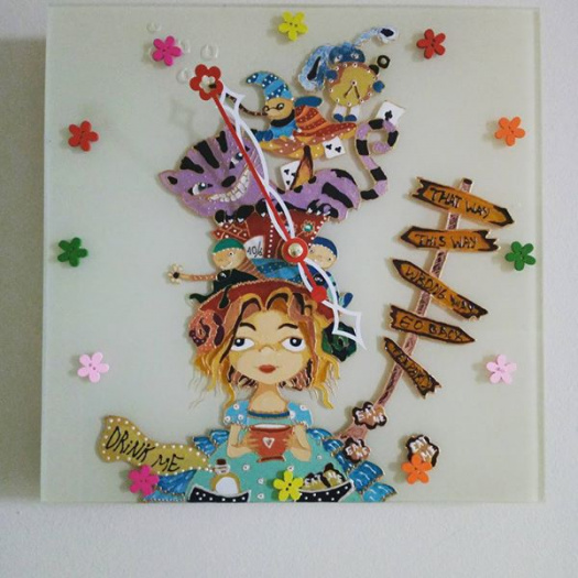 Skleněné hodiny s ruční kresbou a s motivem "Alice in Wonderland"