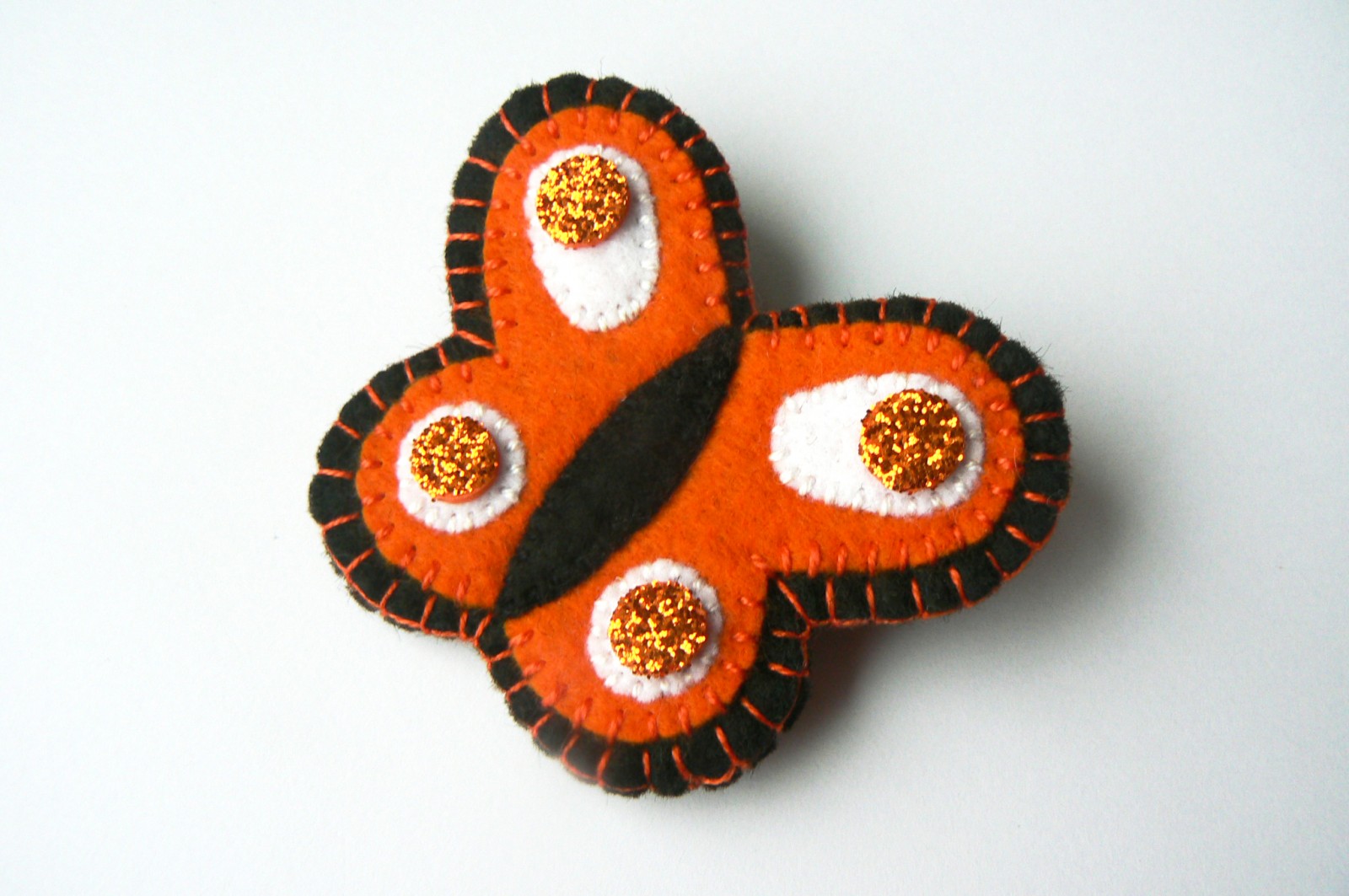 Brož - oranžový motýlek se třpytkami