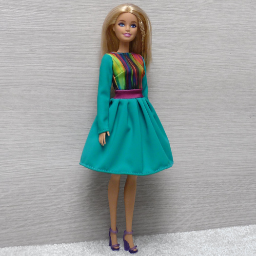Barevné šaty pro Barbie