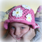 háčkovaný letní klobouček, růžový s kopretinami