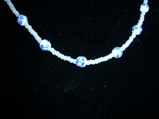 Náhrdelník - z porcelánových korálků (bílo modrý) (21_1)