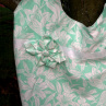 Zelenkavá květinová kabelka s korálkovými uchy