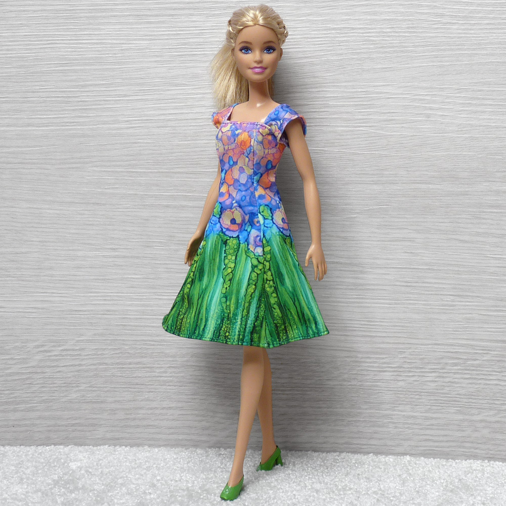 Barevné šatičky pro Barbie