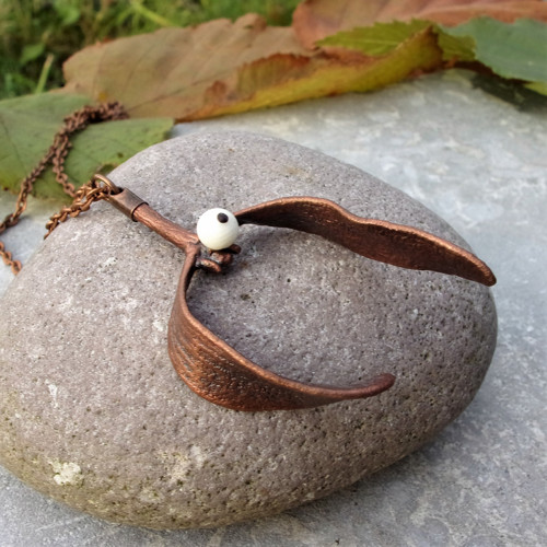 Jmelí s perletí na řetízku