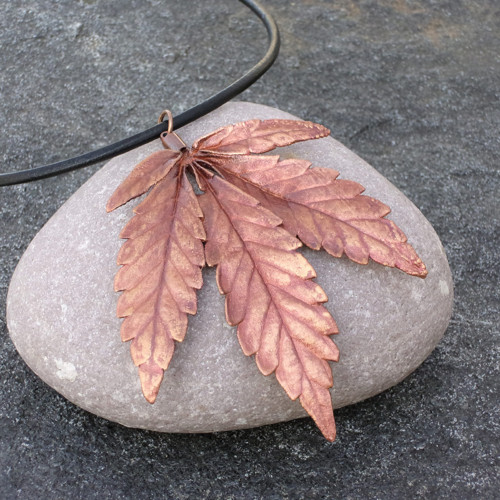 Konopí*pokovený skutečný list