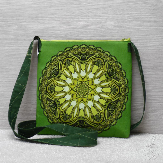 Menší zelená kabelka s mandalou