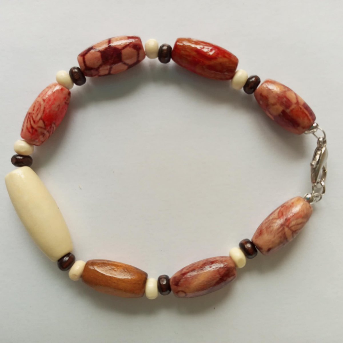 Náramek z dřevěných korálků