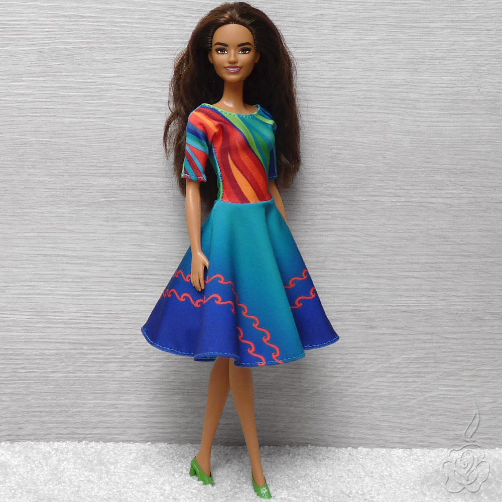 Barevné šaty pro Barbie