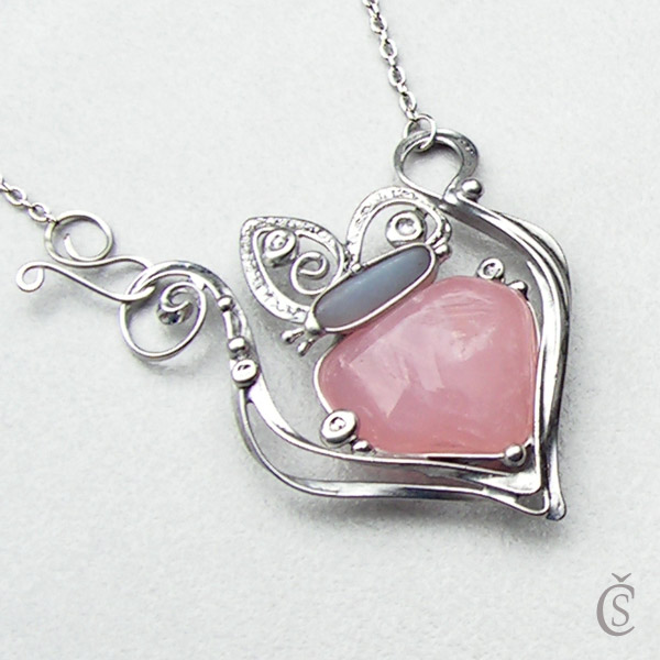 Motýlek na květině - Růženín, Angelit