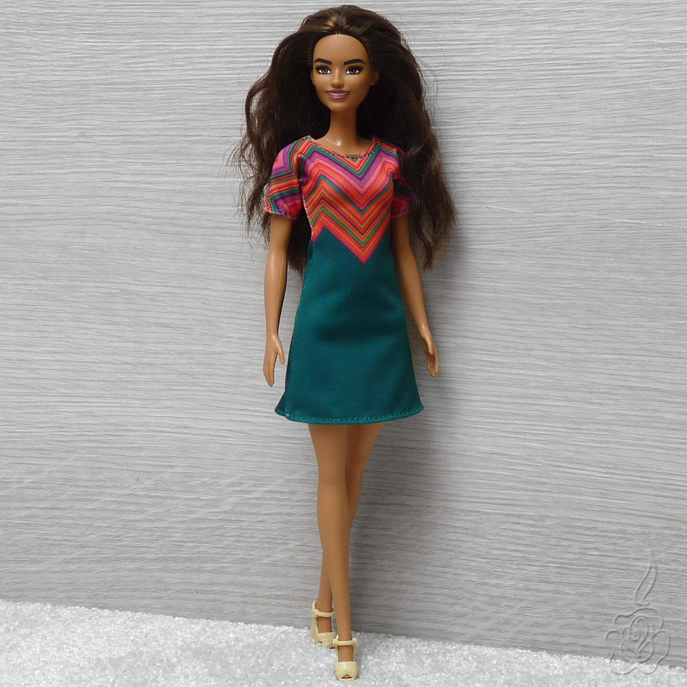 Barevné minišaty pro Barbie