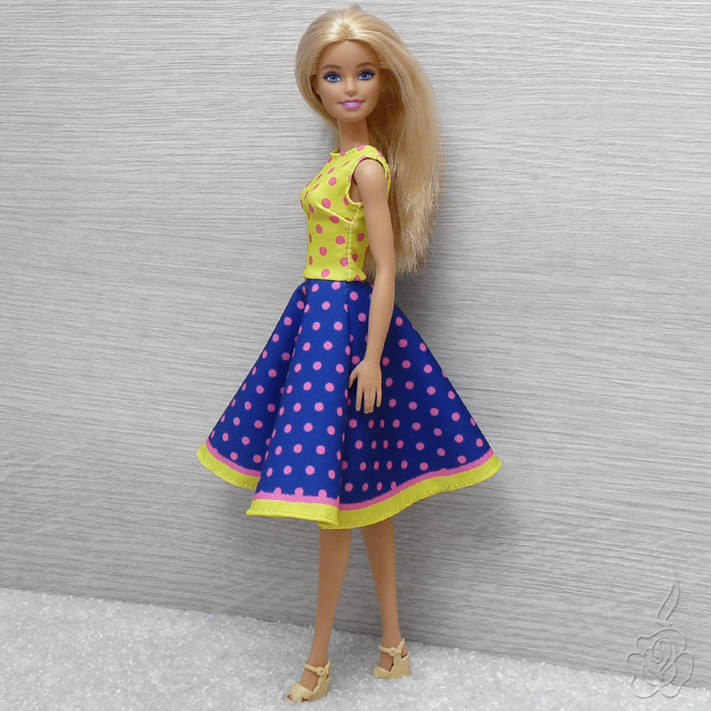 Puntíkaté šaty pro Barbie