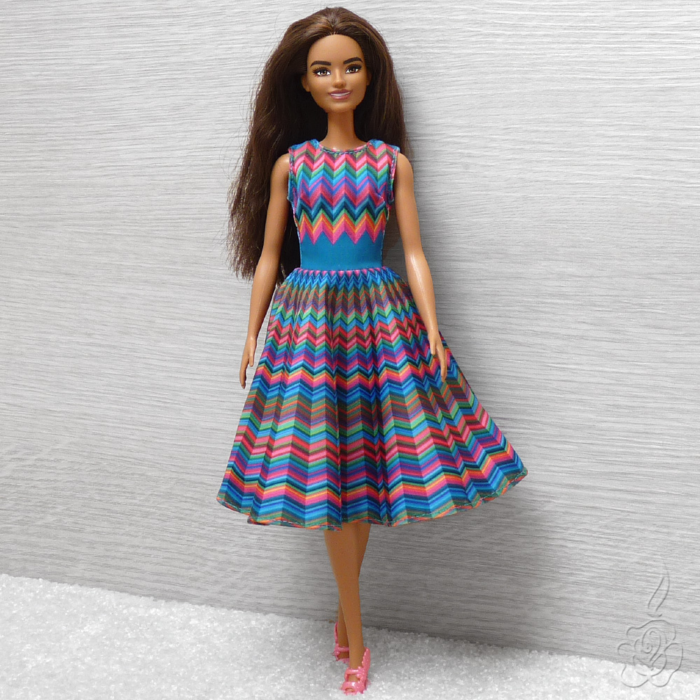 Barevné šaty pro Barbie