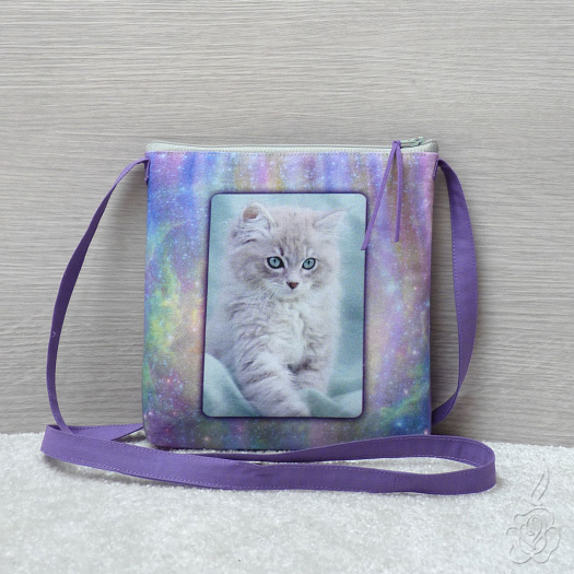 Menší fialová kabelka s kočičkou