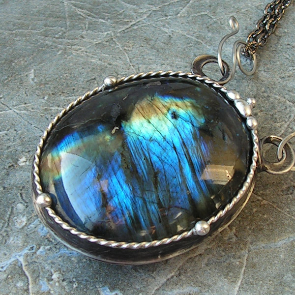 Kousek nebe (labradorit)