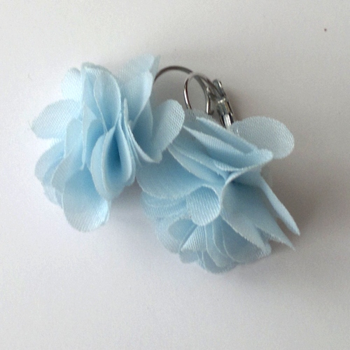 Světlounce modré květinové náušnice