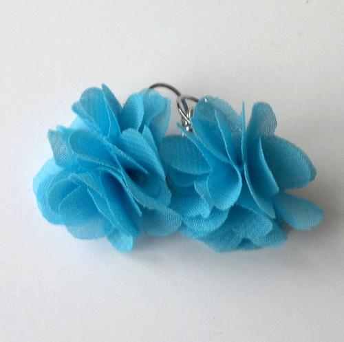 Azurově modré květinové náušnice