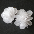 Bílé květinové náušnice