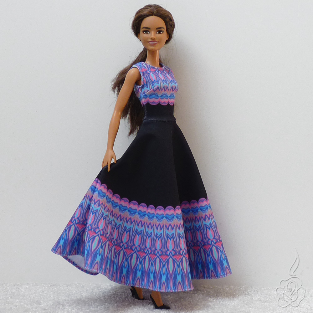 Dlouhé barevné šaty pro Barbie