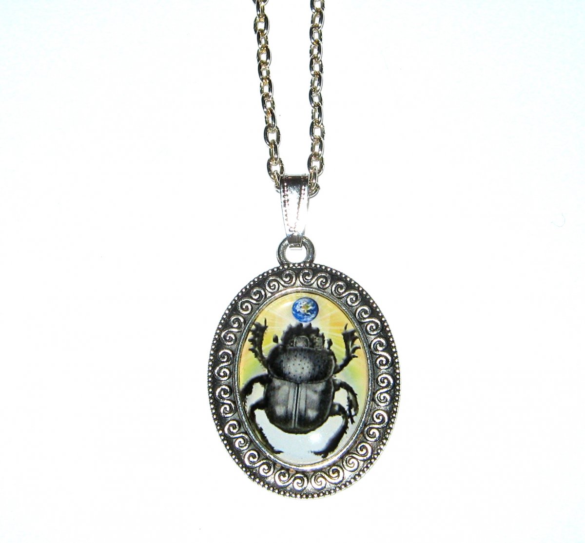 Skarabeus-symbolem reinkarnace a amuletem.