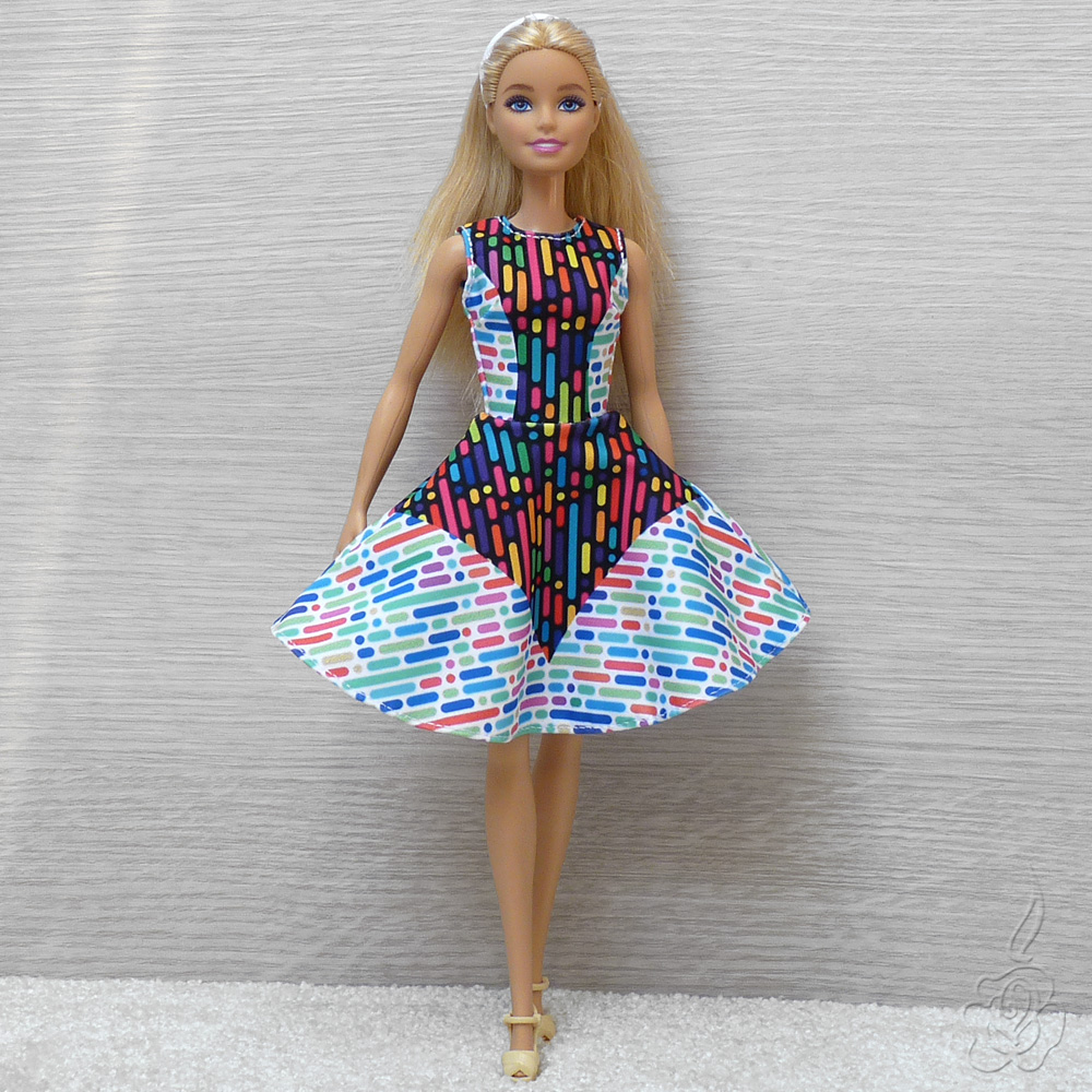 Barevné šaty pro Barbie