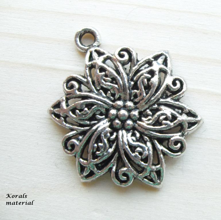 2699 Kovový přívěsek květina S