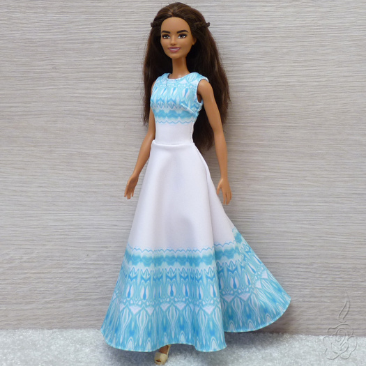 Dlouhé barevné šaty pro Barbie