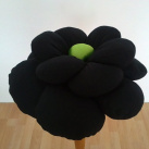 Polštářek-černý květ