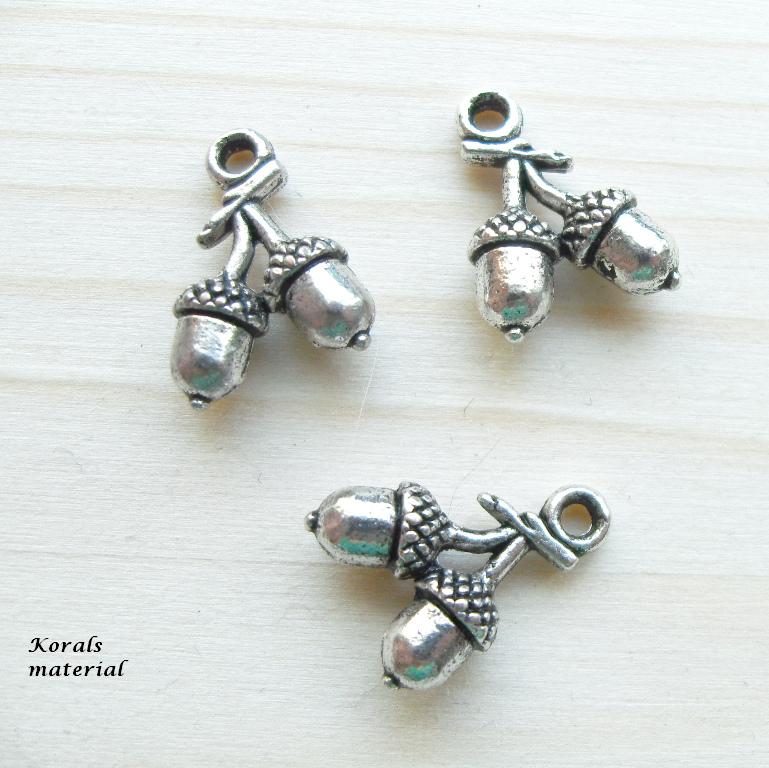 2703 Kovový přívěsek žaludy Stříbrný 4 ks