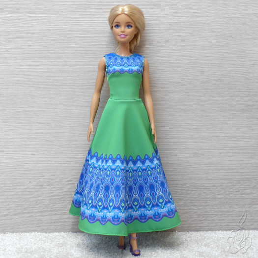 Dlouhé barevné šaty pro Barbie