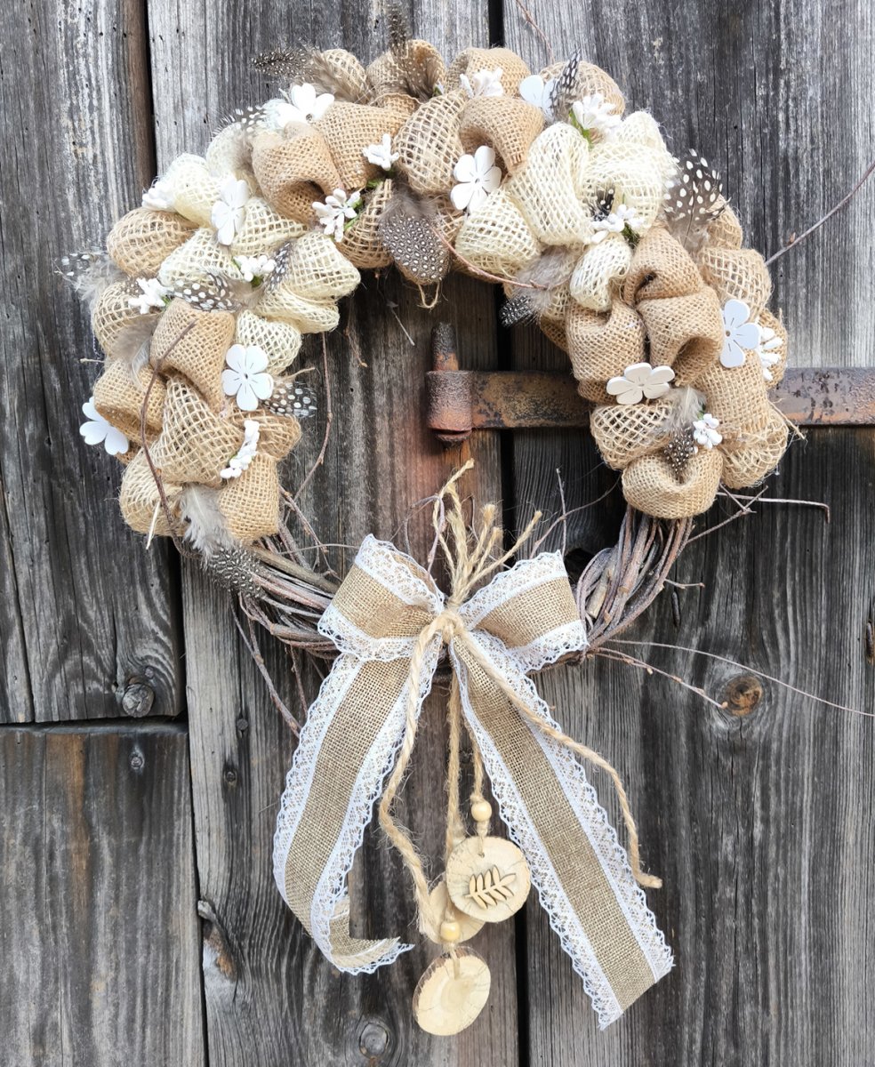 Věneček s jutou a dřevěnou přízdobou