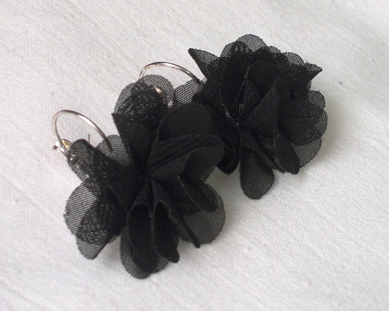 Černé květinové náušnice