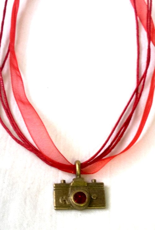 Červený foťák - náhrdelník