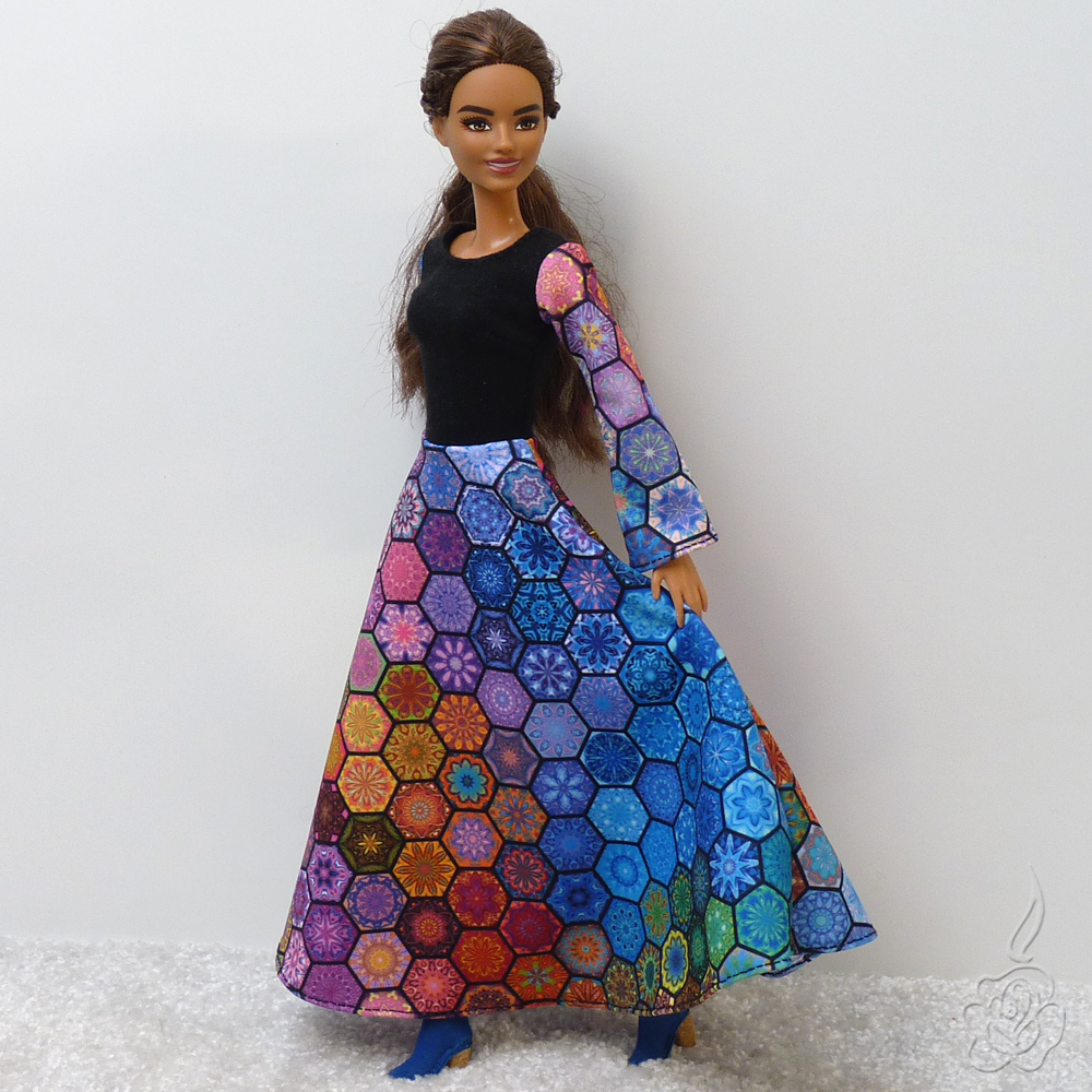 Dlouhé barevné šaty pro Barbie