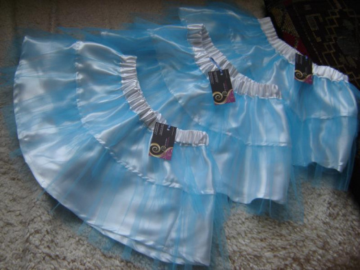 TELLA - tylová sukně na bílém saténu