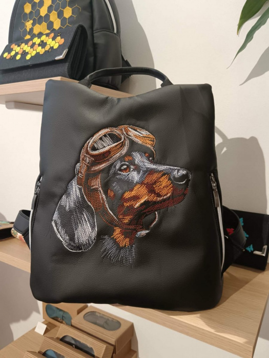 Vyšívaný batoh Safe - Jezevčík s brýlemi