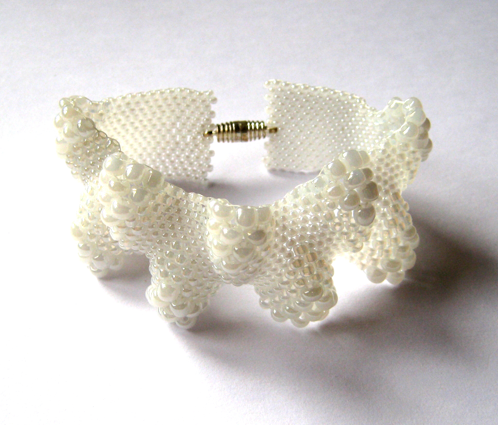 Běloskvoucí krokodýlí zuby.