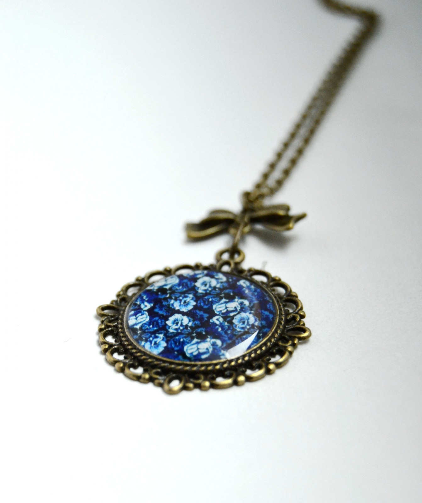 Květovaný přívěsek modrý