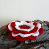 Háčkovaná brož - červenobílá květina