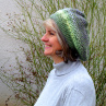 Pletený baret v barvě travin