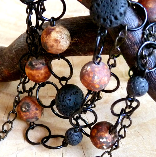 Dary země (dlouhý náhrdelník z lávy a jaspisu)