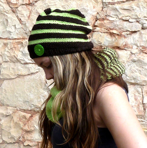 Čepice s hnědozelenými pruhy