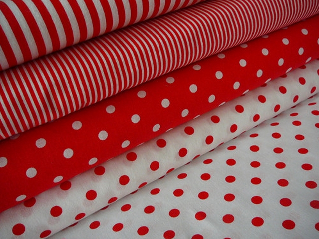Bavlněná látka - metráž - červený puntík na bílé - š. 150 cm