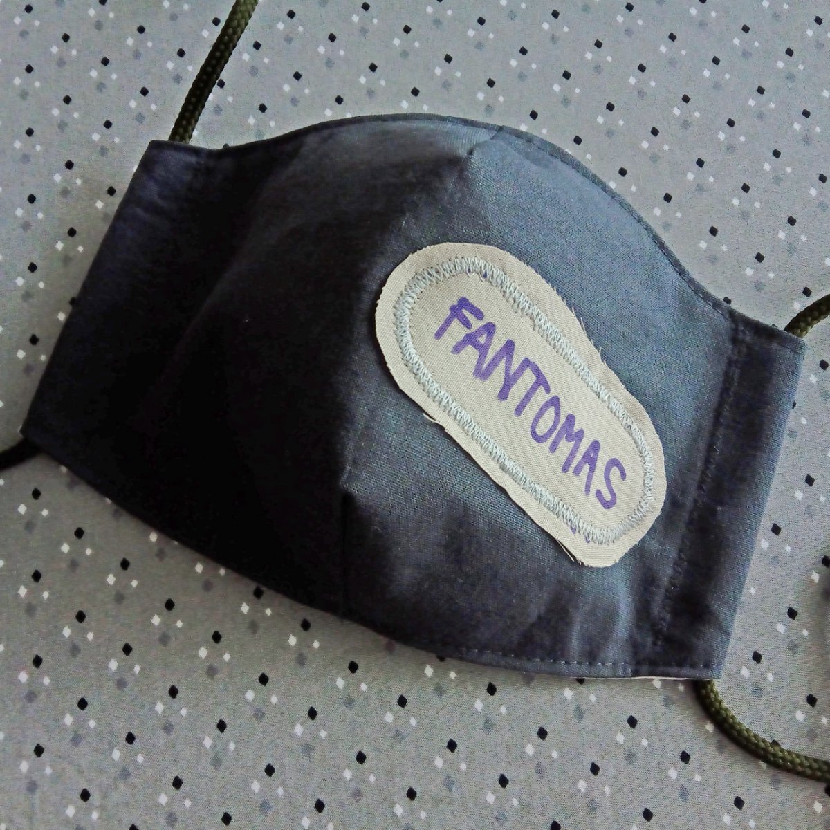 Šedá rouška s nápisem Fantomas