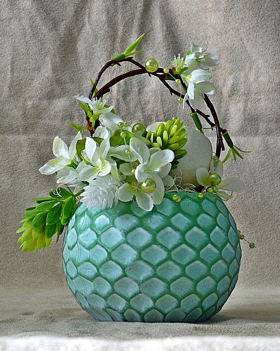 Aranžmá ve skleněné kouličce s korálky.