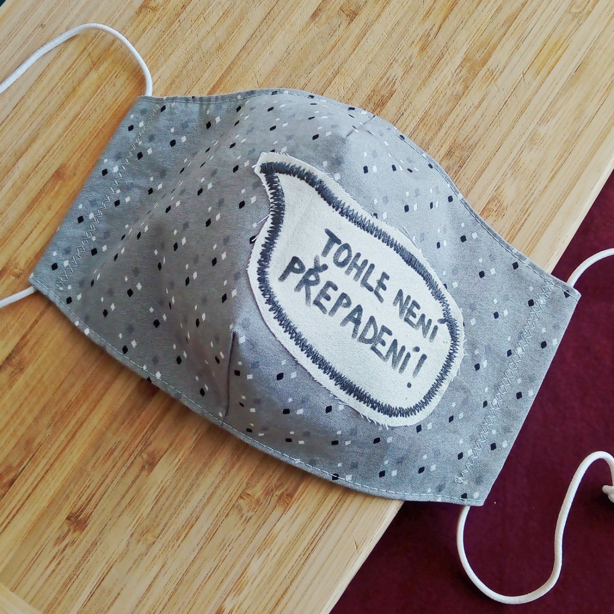 Pánská rouška s nápisem Přepadení...