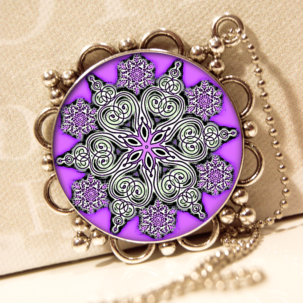 Fialová vločka - Ozdobný přívěsek na krk 