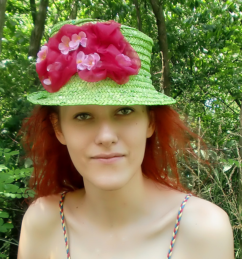 Zelený slamák s kvítky