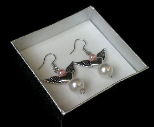 Bílý srdíčkový andílek do ouška