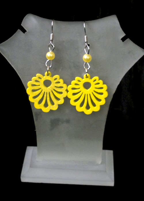 Žluté dřevěné mušličkové náušnice