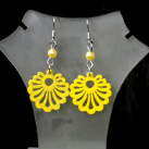 Žluté dřevěné mušličkové náušnice